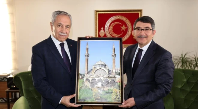 Bülent Arınç, Şehzadeler Belediye Başkanı Ömer Faruk Çelik’e veda ziyaretinde bulundu